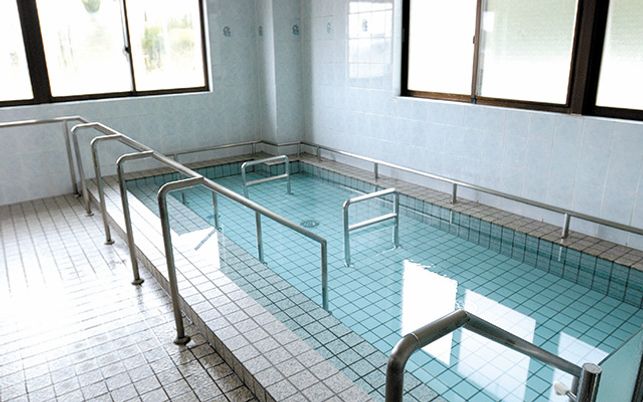 手すり付きの浴槽