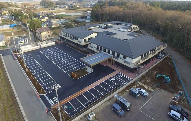 静かな外観の建物