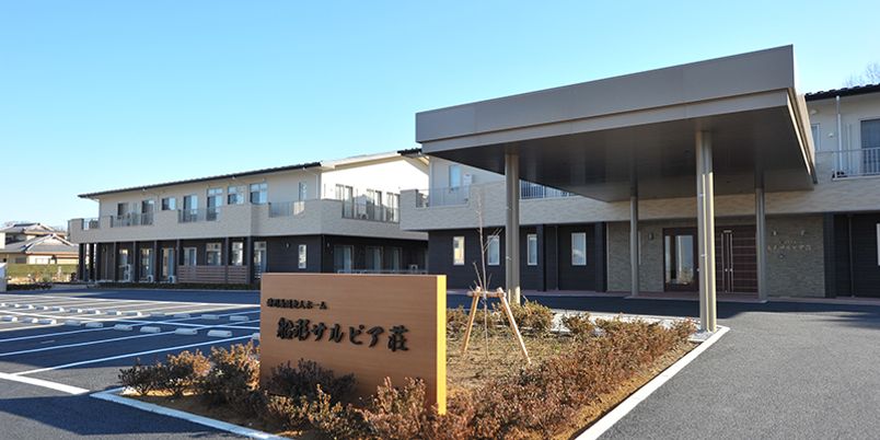 広々とした建物外観