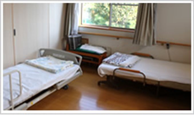 窓から光が差し込む居室