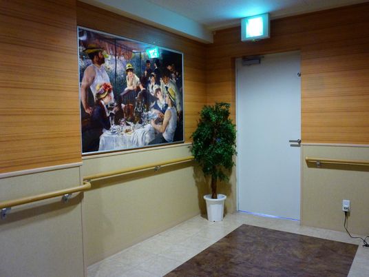 廊下に掛けられた絵画