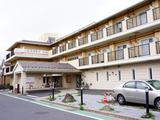 暖かみのある建物の外観