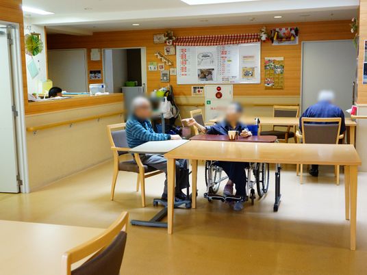 明るい広々とした食堂