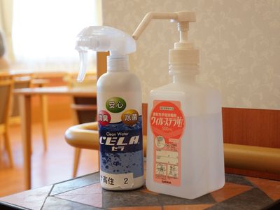 清掃用品とテーブル