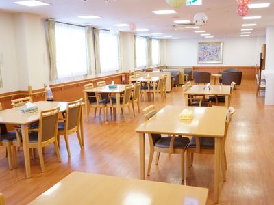 広々とした明るい食堂