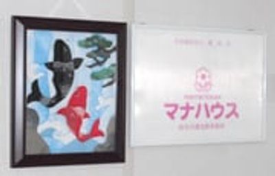アートとロゴの廊下