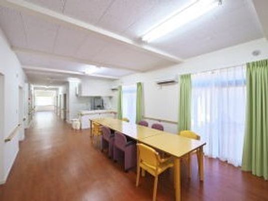 広々とした明るい廊下