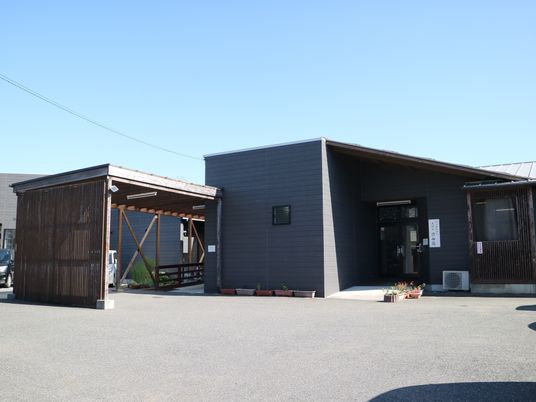 モダンな外観の建物入口