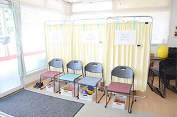 カーテン付きの部屋