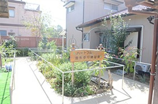緑に囲まれた施設外観