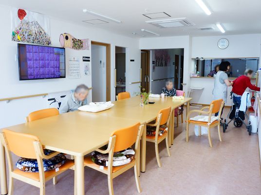 明るい食堂の様子