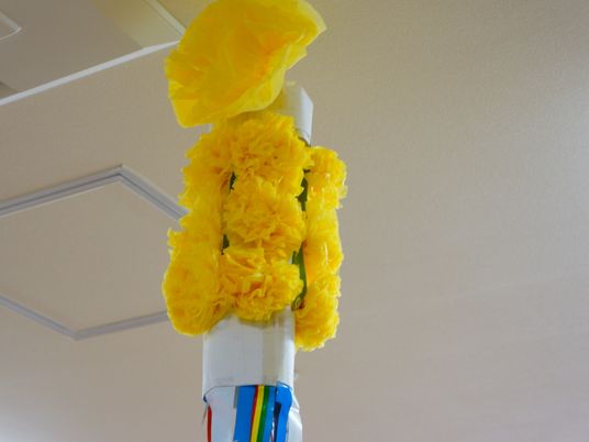 花飾りが施された柱