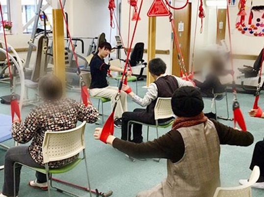 体操をする様子の訓練室