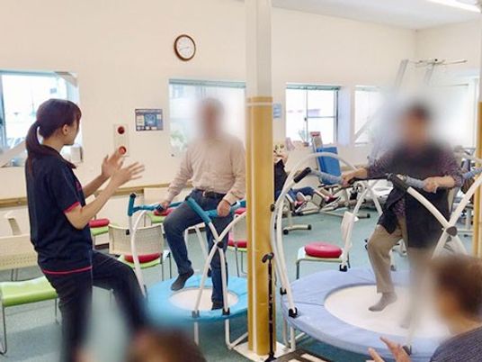 笑顔の会話が弾む訓練室
