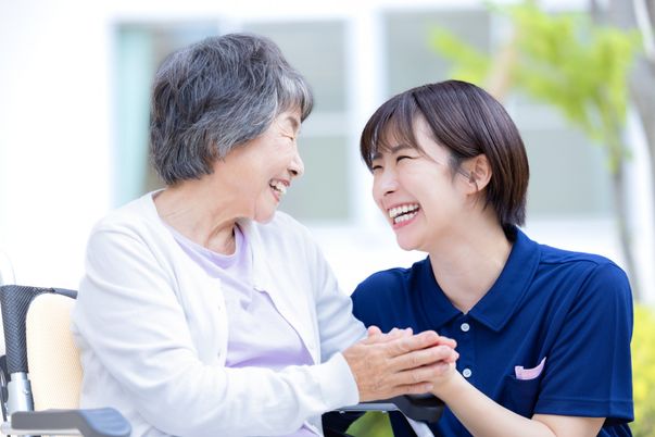 笑顔交わす居室の様子