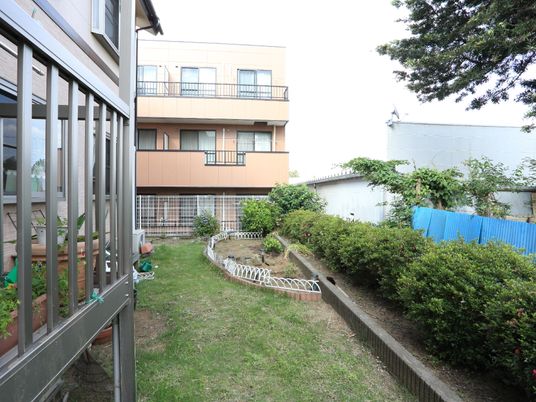 庭と建物の外観