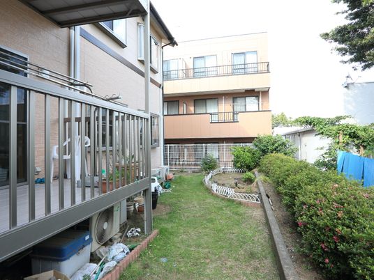 建物と緑ある中庭