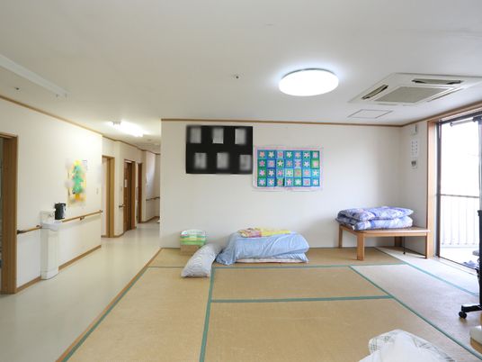 明るい和室の居室空間