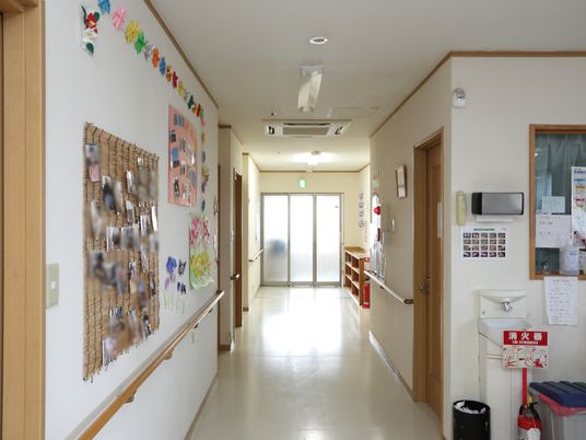 廊下の掲示物と装飾
