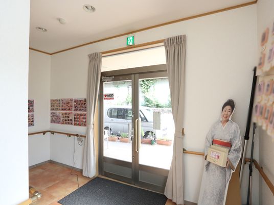 エントランスの明るい廊下