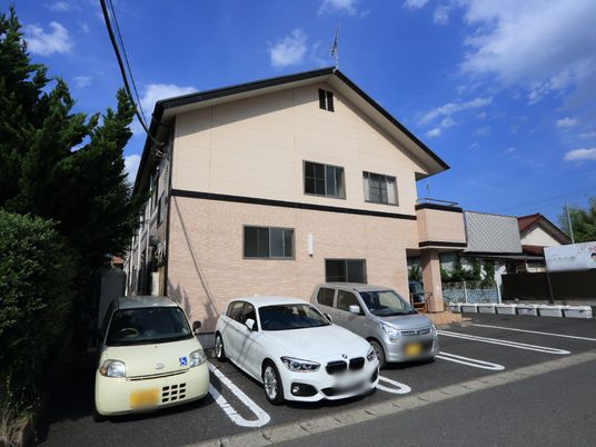 明るい日差しの外観