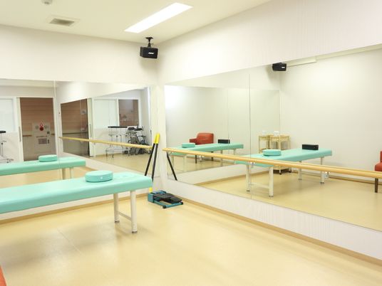 機能訓練室の清潔感ある風景