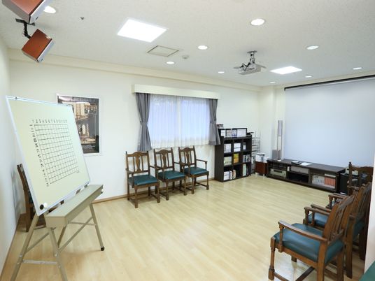 広々とした木目調の活動室