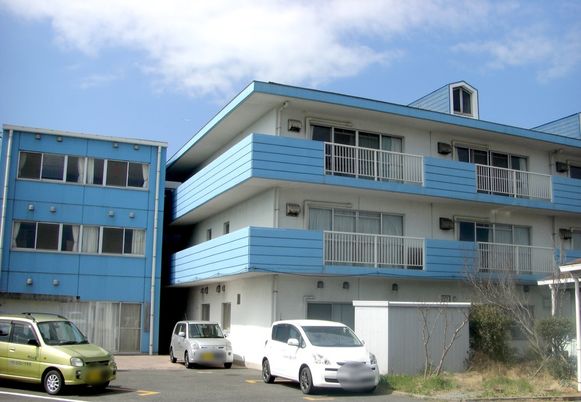 青い建物の外観
