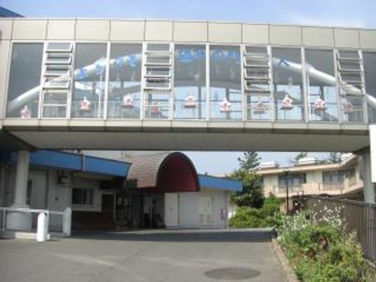 明るい連絡通路の外観