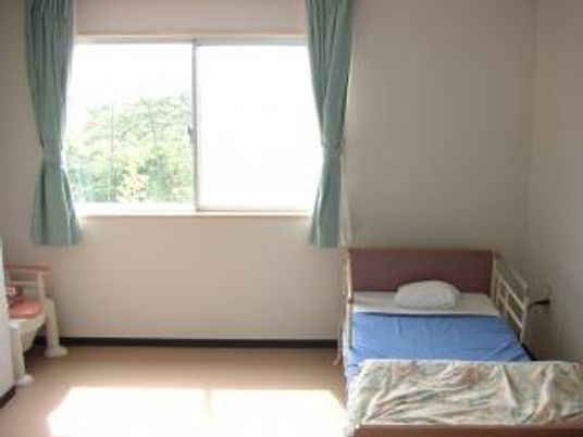 窓から光が入る居室
