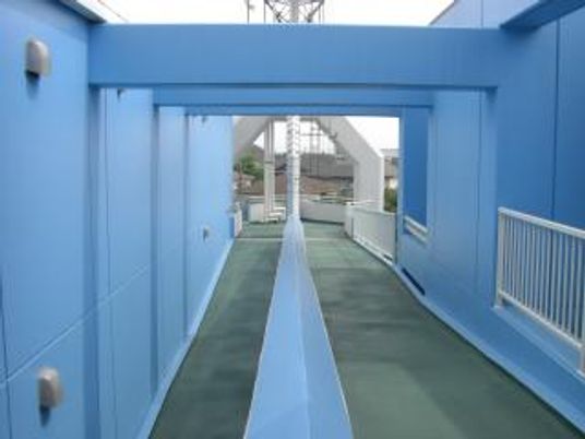 清々しい青の渡り廊下