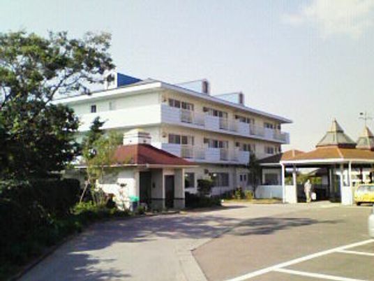 白い建物の外観