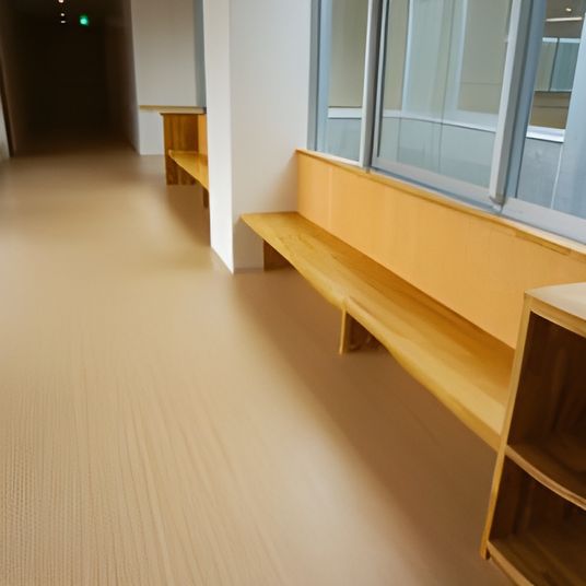 明るいベンチ付き廊下