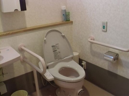 手すり付きの安全なトイレ