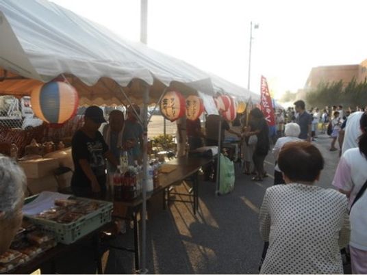 屋外イベントの賑わい