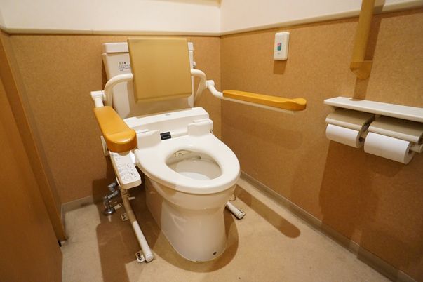 バリアフリー設計のトイレ