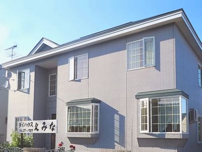 明るい外観の建物