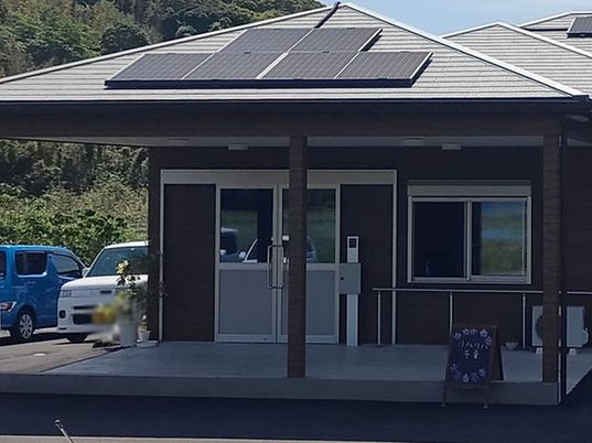 入口前の建物