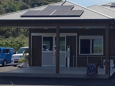 入口前の建物