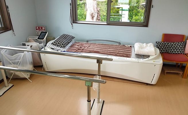 訓練器具とベッドの機能訓練室  