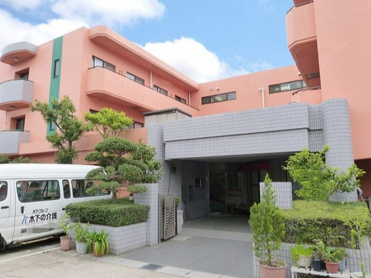 庭木がある施設の外観