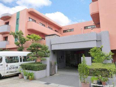 庭木がある施設の外観