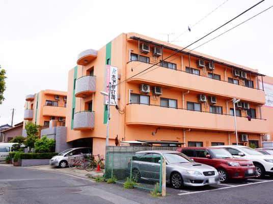 オレンジ色の建物外観