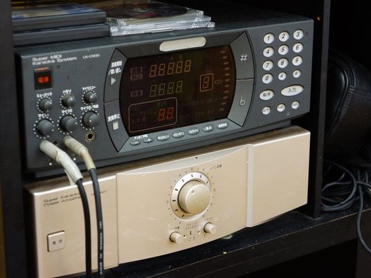 カラオケ機器のアップ