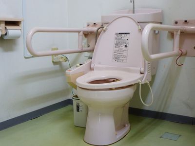 バリアフリー設計のトイレ