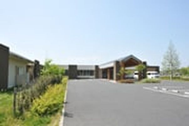 明るい敷地の外観