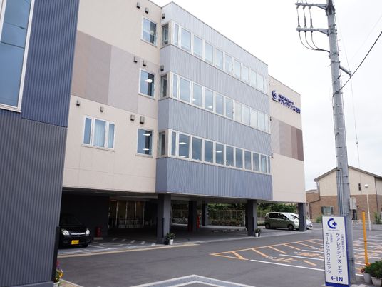 多階層の建物のエントランス