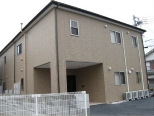 ベージュの建物外観