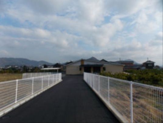 広々とした外観の施設