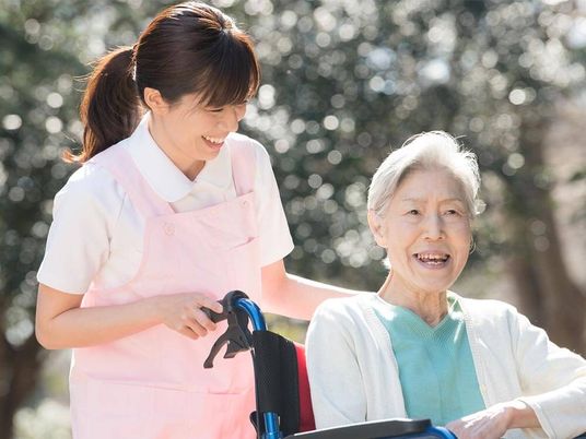 職員が笑顔で介助する様子